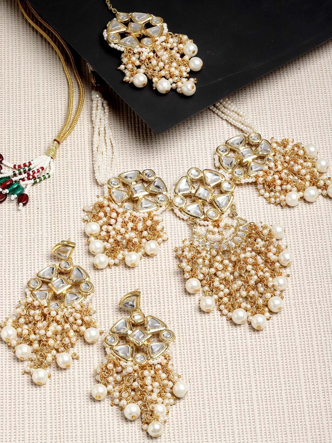 

KARATCART Gold-Plated Pearl Studded Kundan Choker Neckalce Set