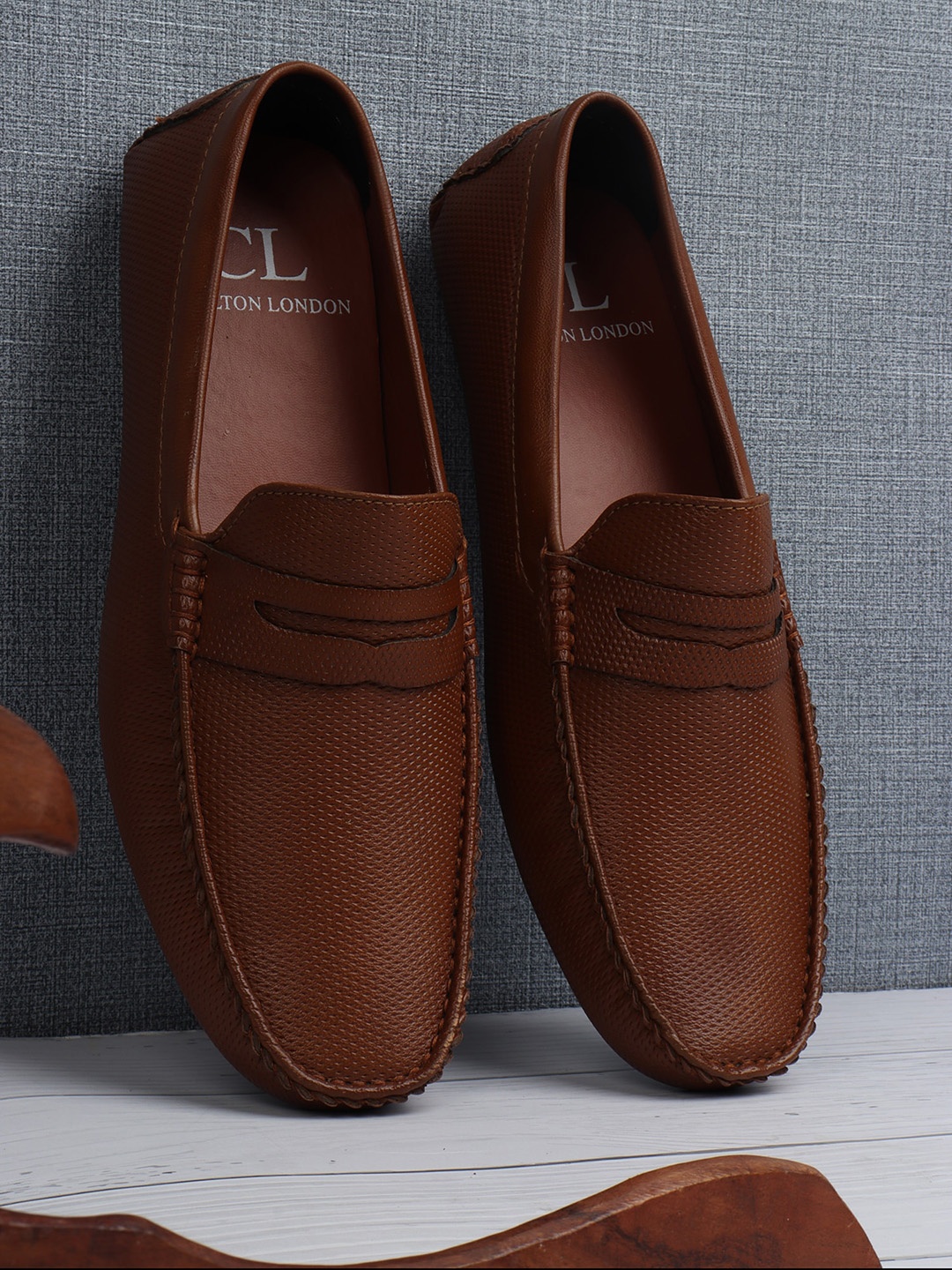 

Carlton London Men Tan Textured Loafers