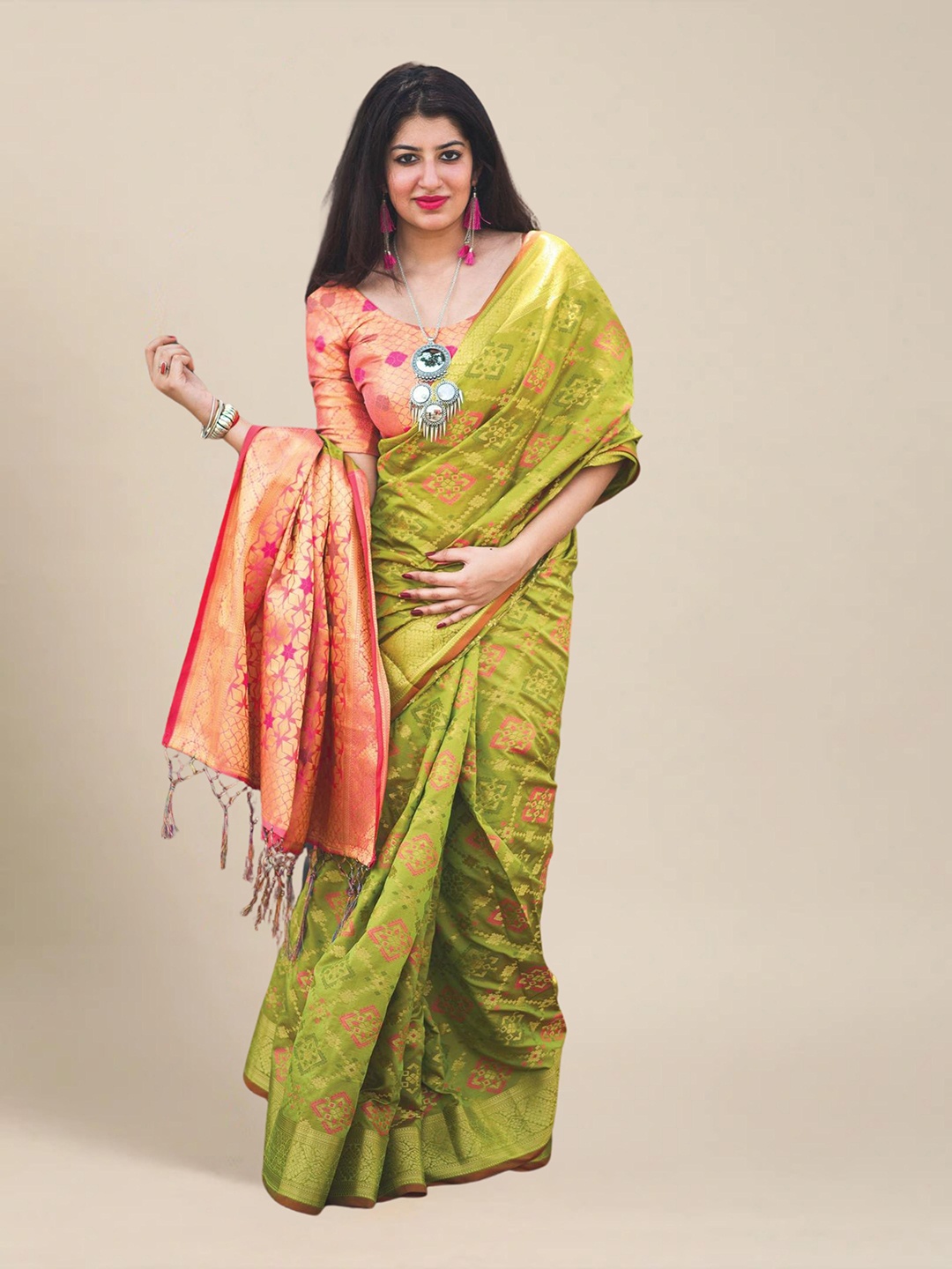 

MS RETAIL Green & Pink Ethnic Motifs Zari Silk Blend Patola Saree