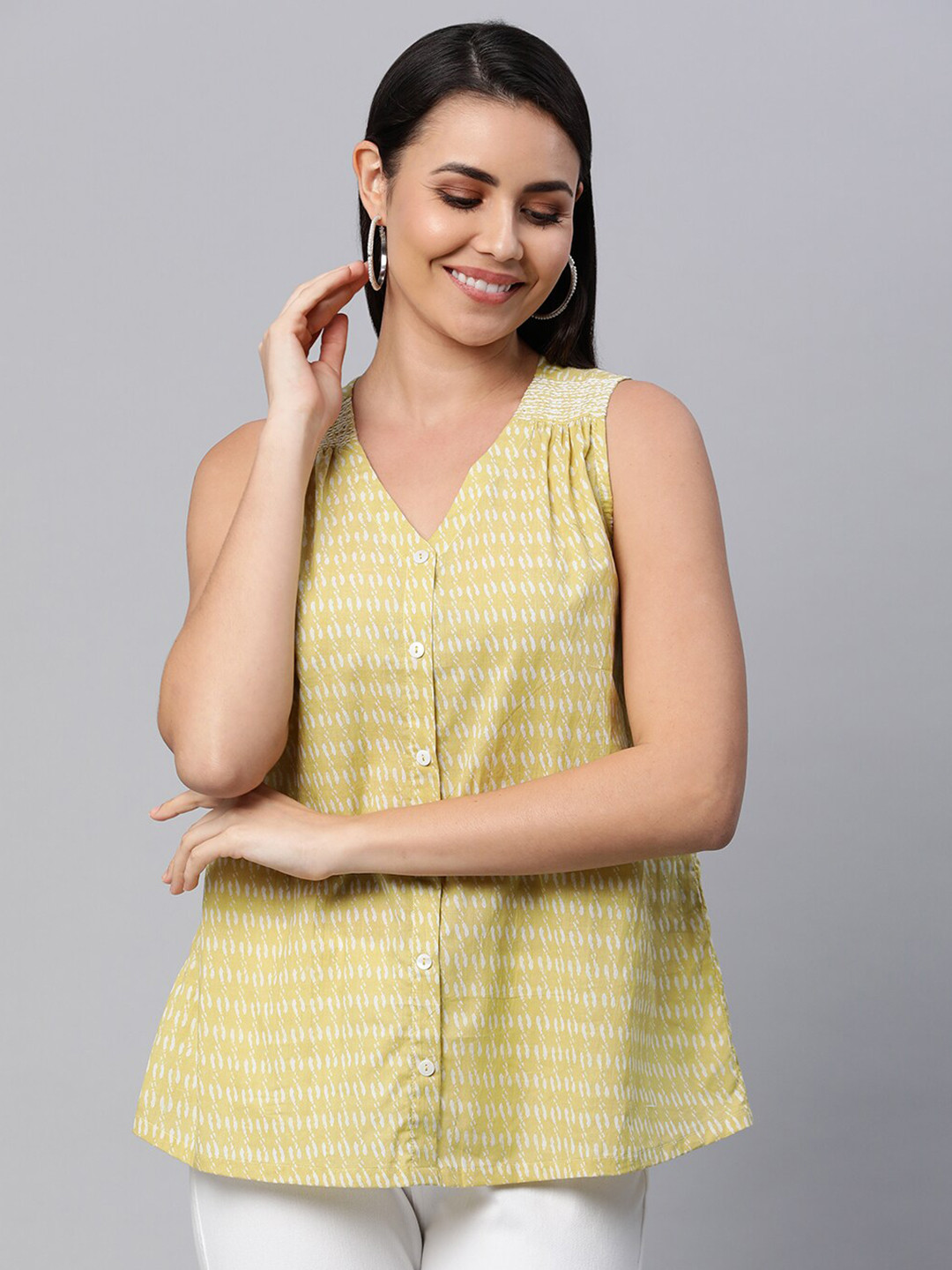 

KAMI KUBI Yellow & White Printed V-Neck Sleeveless Regular Top