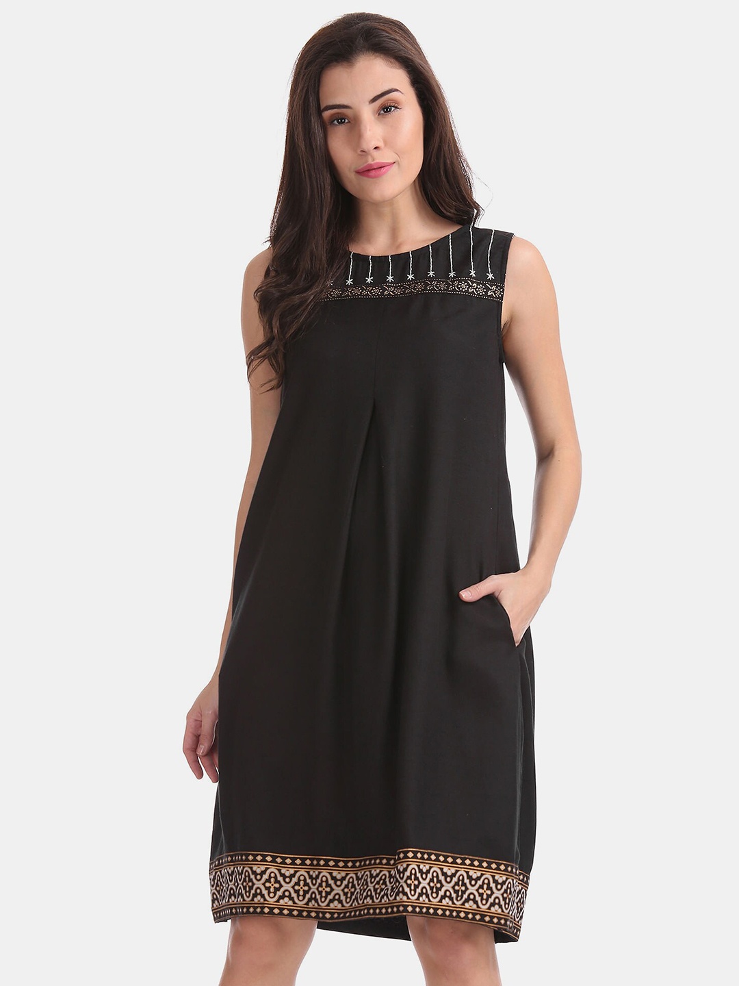 

Bronz Black Solid Sleeveless A-Line Dress