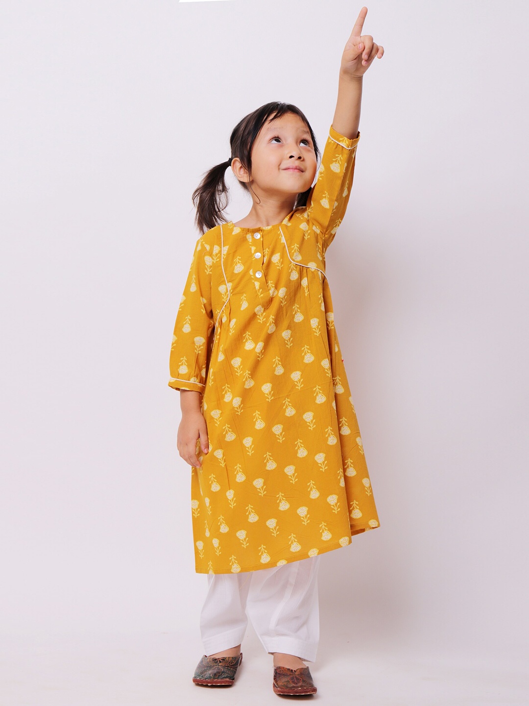 

My Little Lambs Girls Yellow Floral Printed Pure Cotton Kurta with Trousers