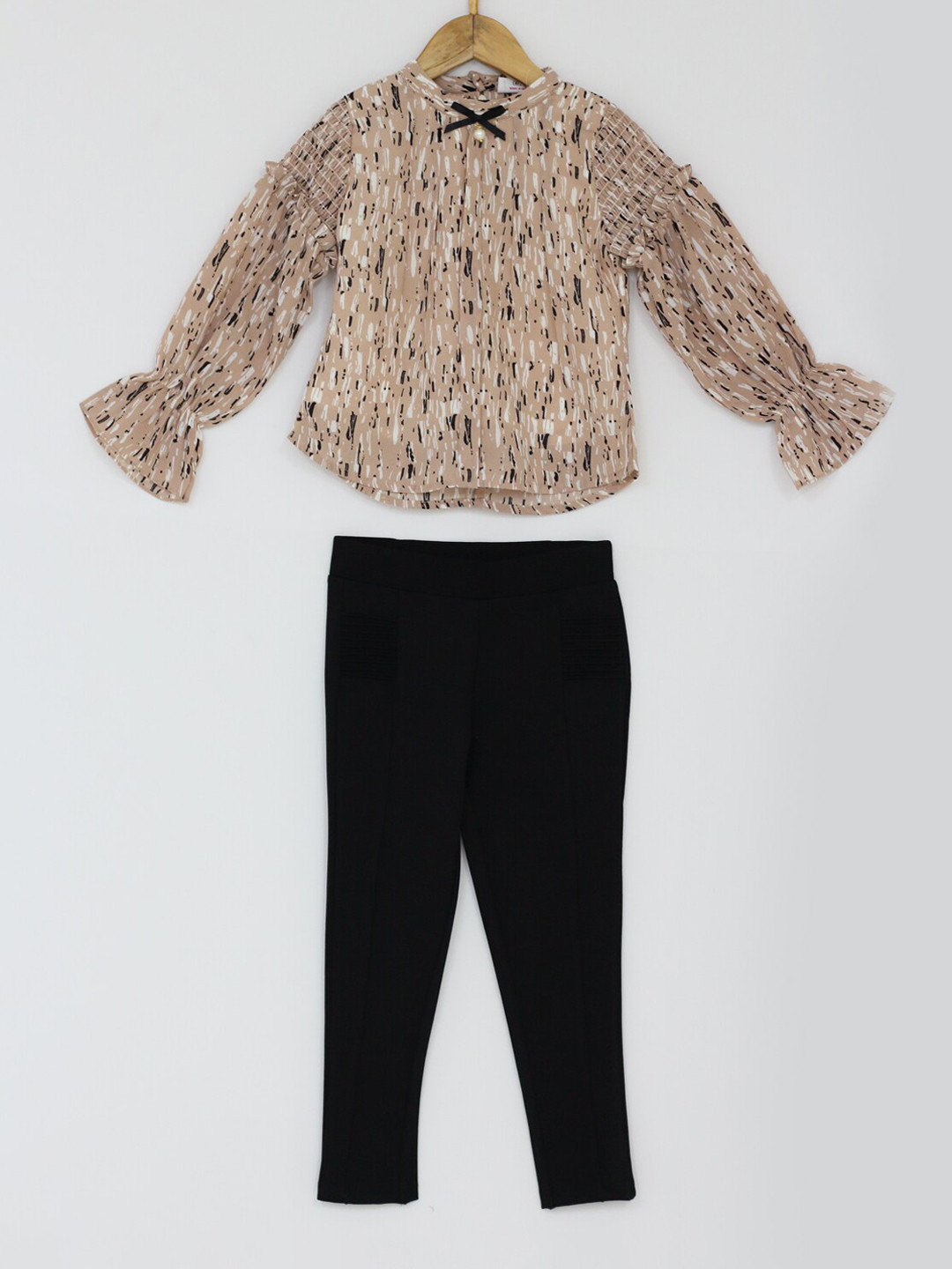 

Peppermint Girls Black & Beige Printed Clothing Set