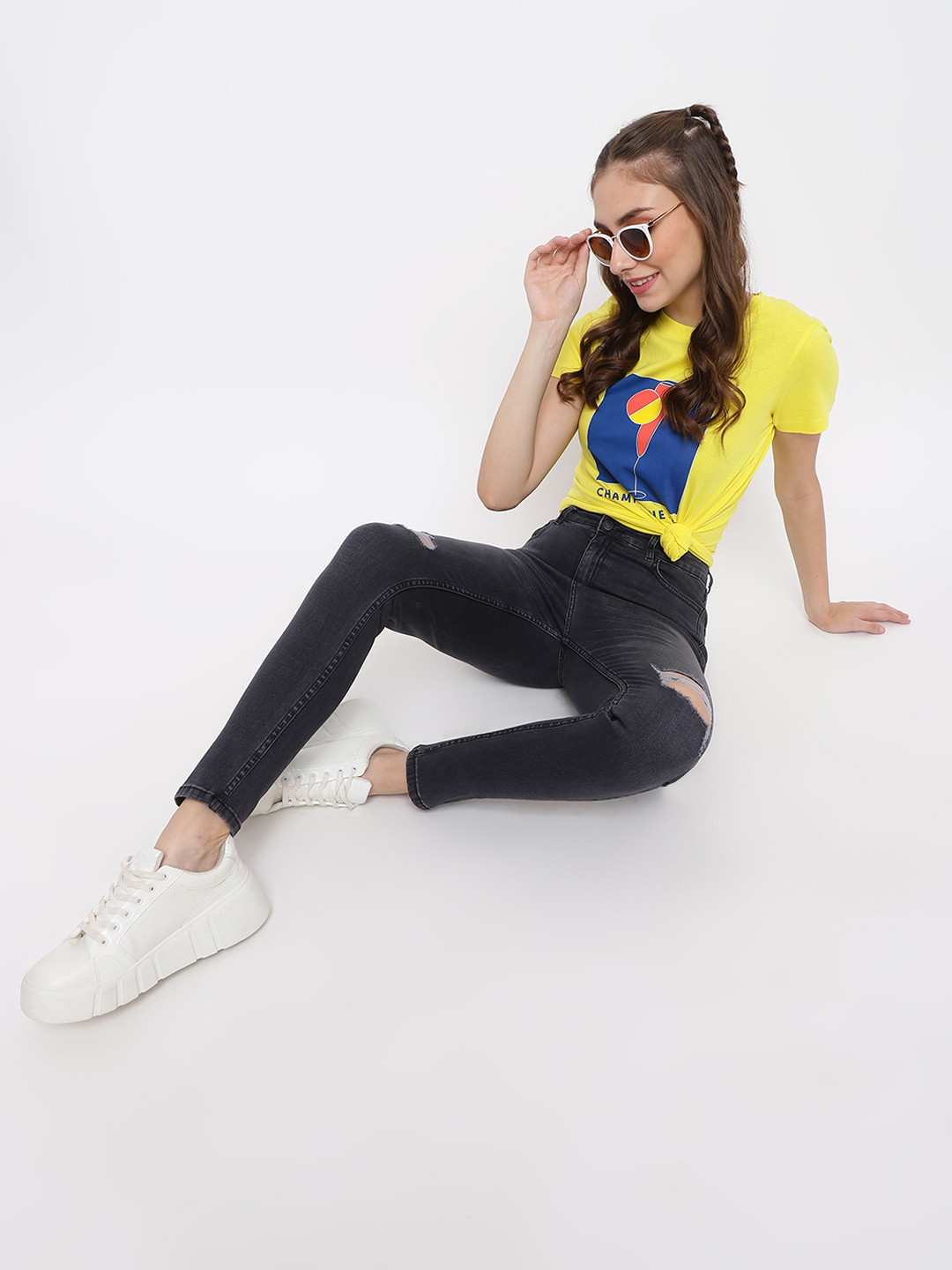 

Belliskey Women Black Slim Fit Mildly Distressed Jeans