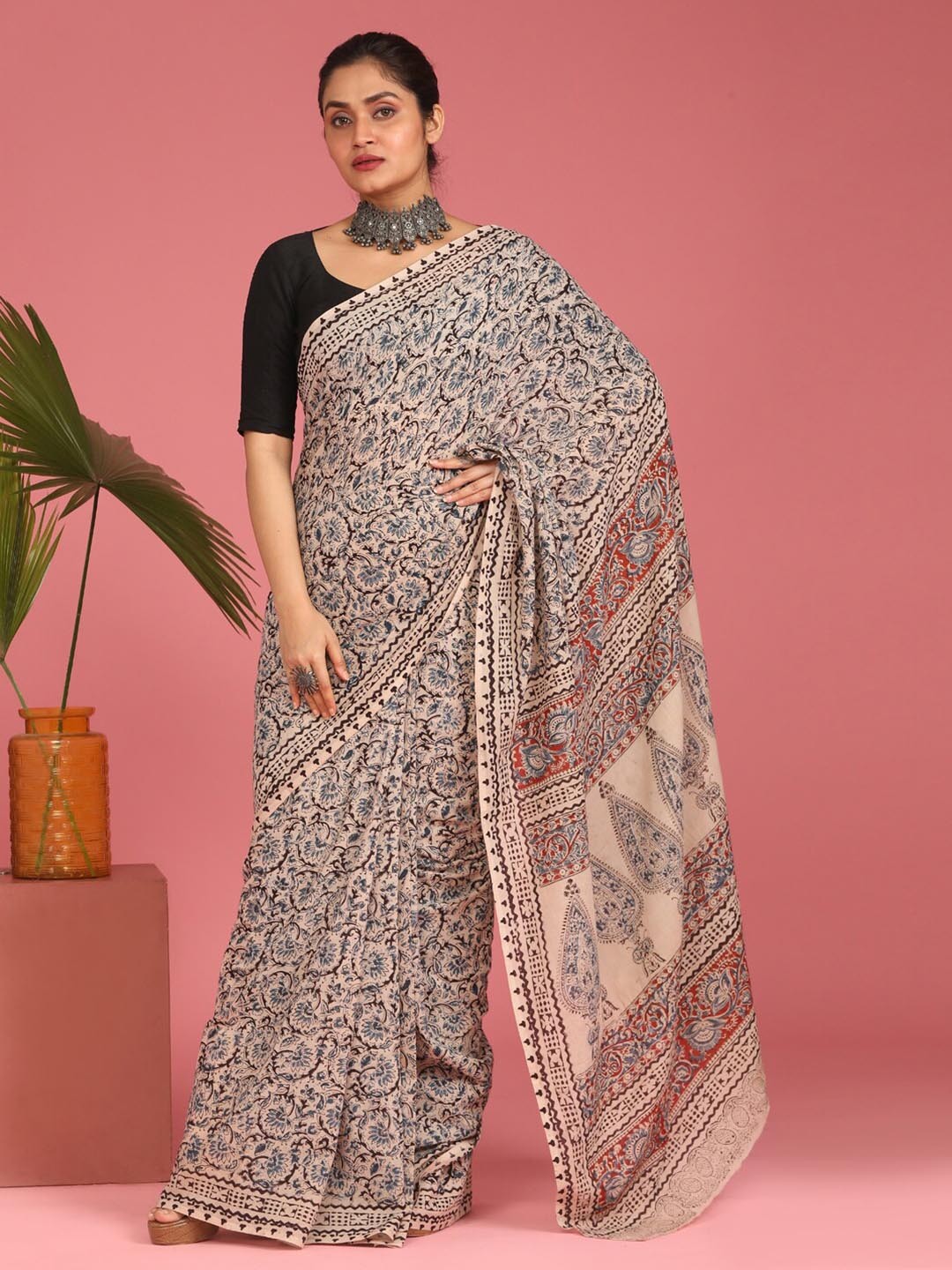 

Indethnic Cream-Coloured & Red Kalamkari Pure Cotton Block Print Saree