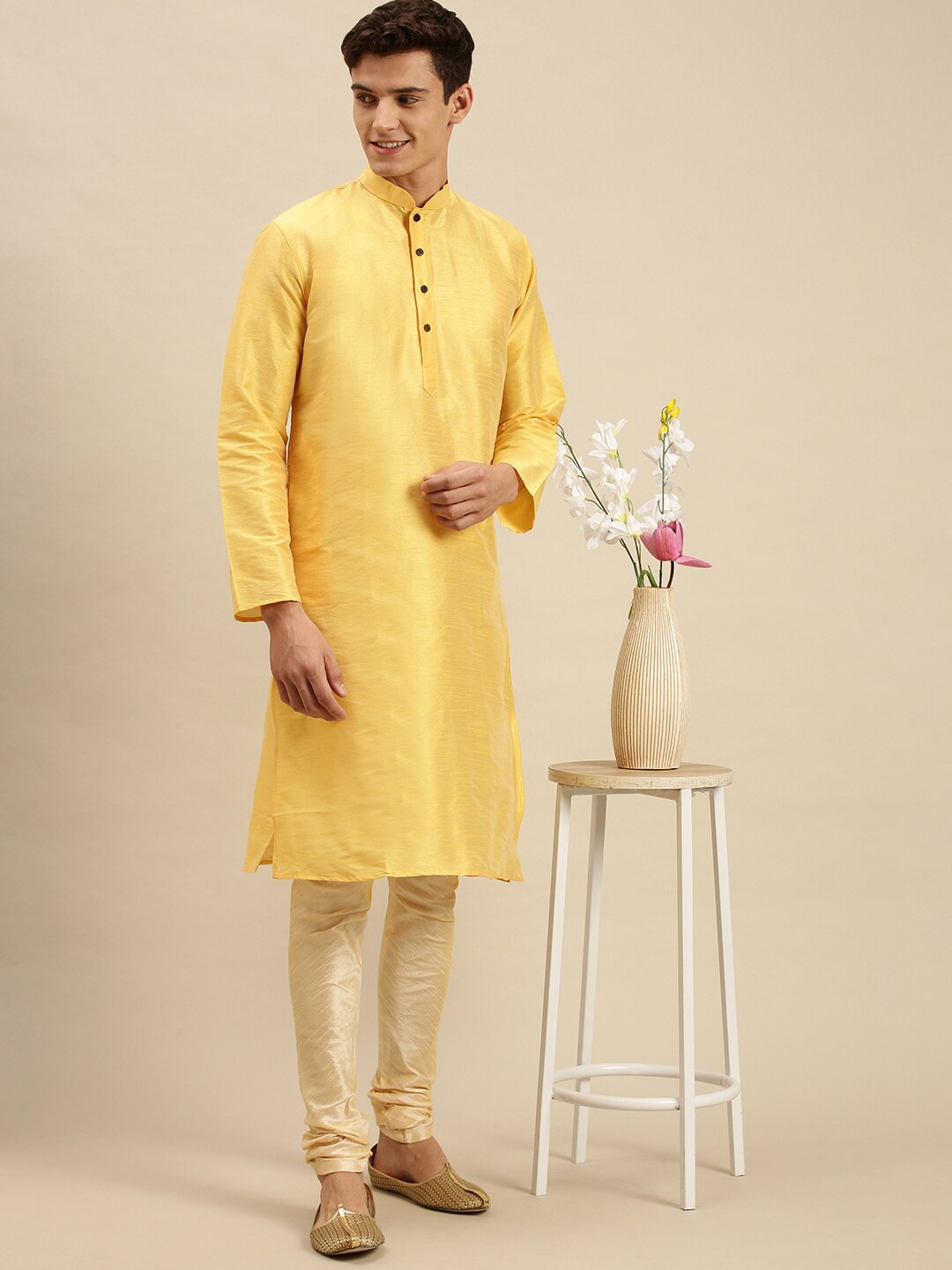 

Sanwara Men Yellow Solid Mandarin Collar Kurta