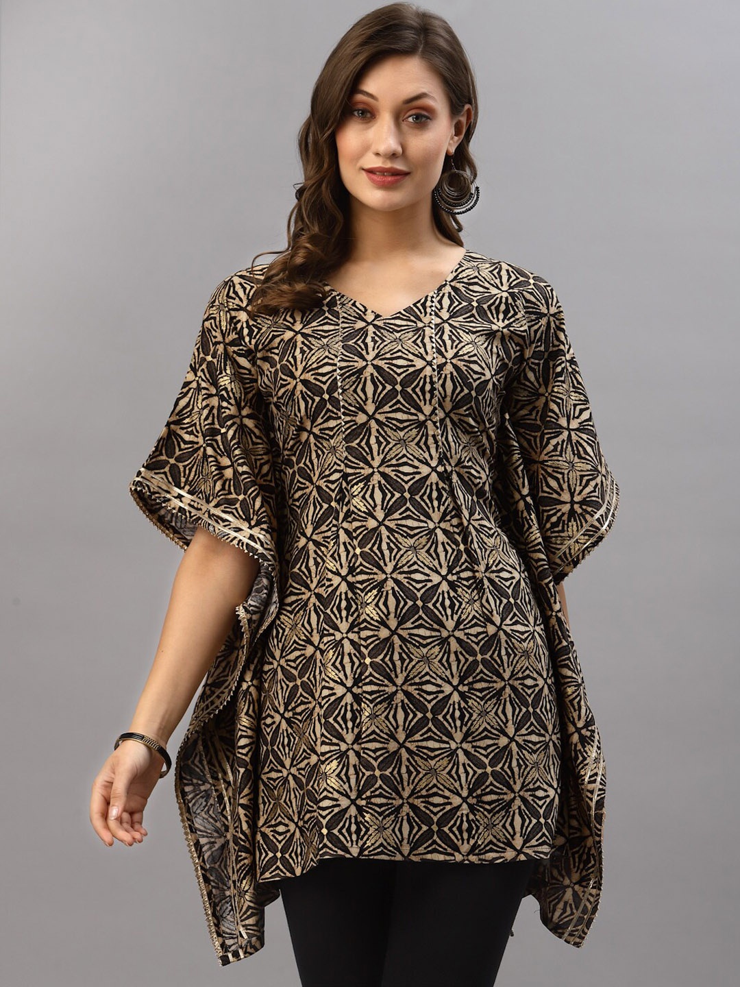 

TANKHI Women Black Paisley Printed Flared Sleeves Thread Work Kurta