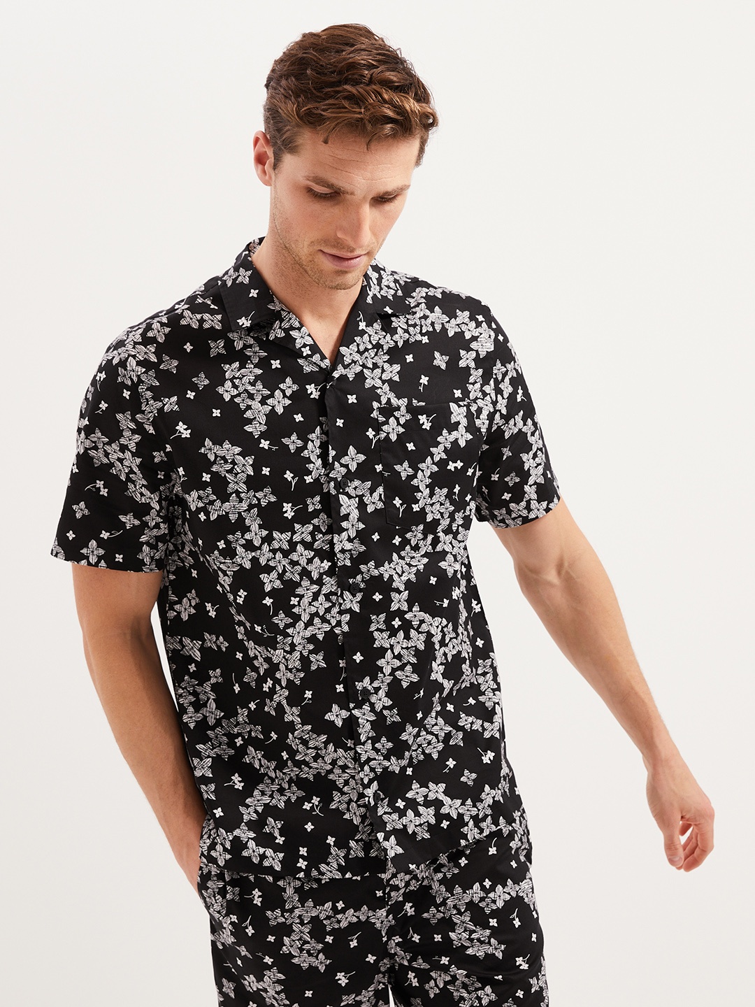 

Marks & Spencer Men Black & White Floral Printed Casual Shirt