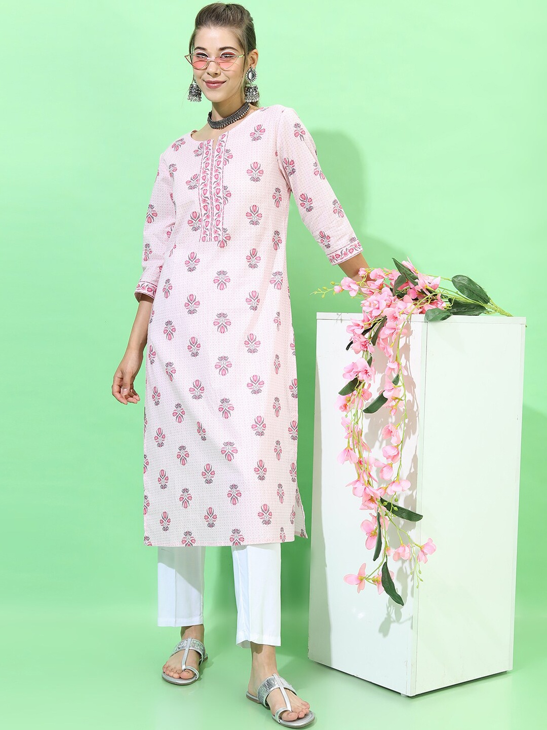 

Vishudh Women Pink Floral Printed Kurta