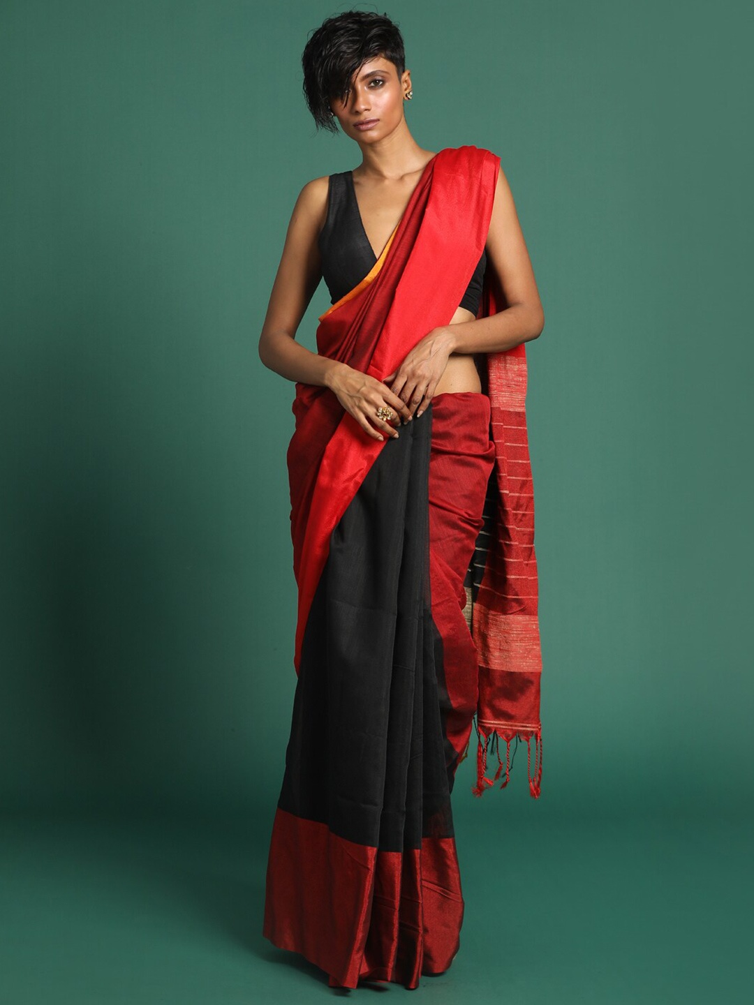 

Saranee Red & Black Colourblocked Zari Half and Half Jamdani Saree