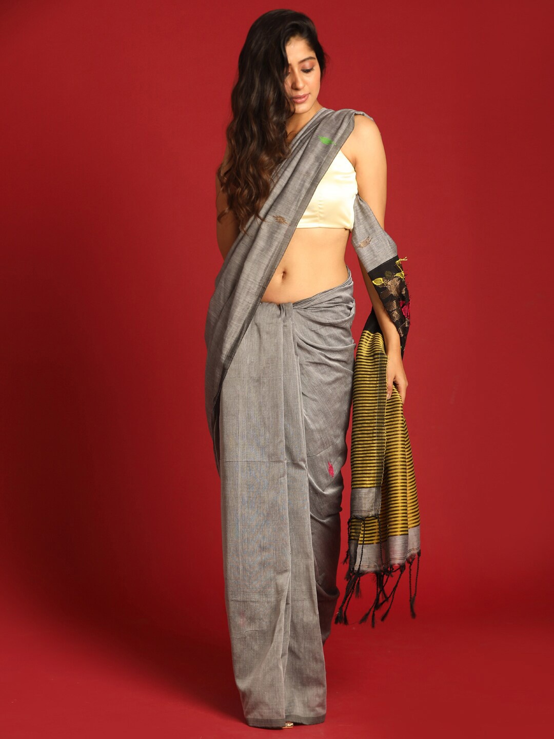 

Indethnic Grey & Gold-Toned Ethnic Motifs Jamdani Saree