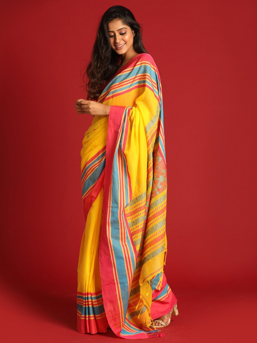 

Indethnic Yellow & Pink Zari Pure Cotton Jamdani Saree