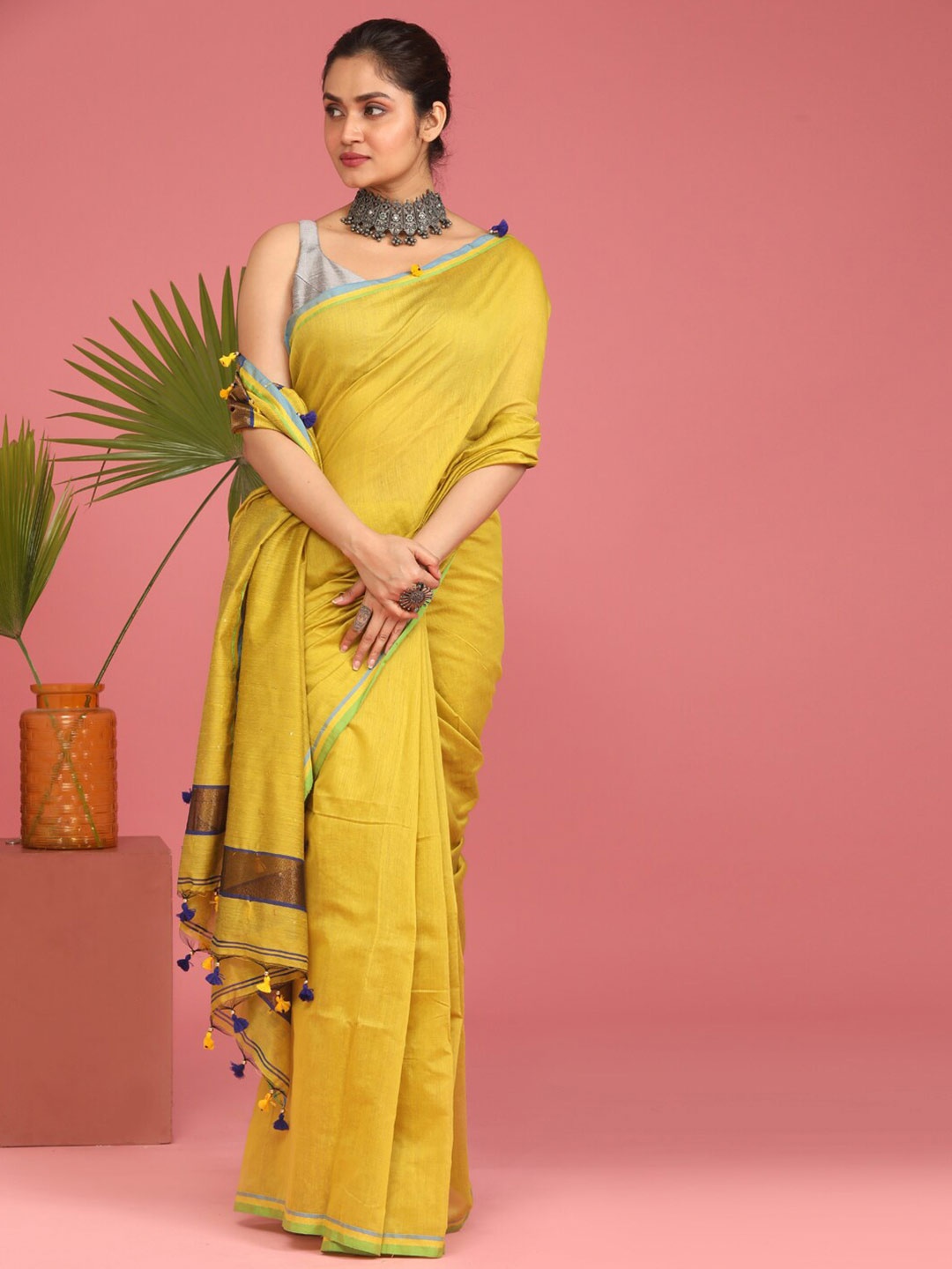 

Saranee Yellow Colourblocked Jamdani Saree