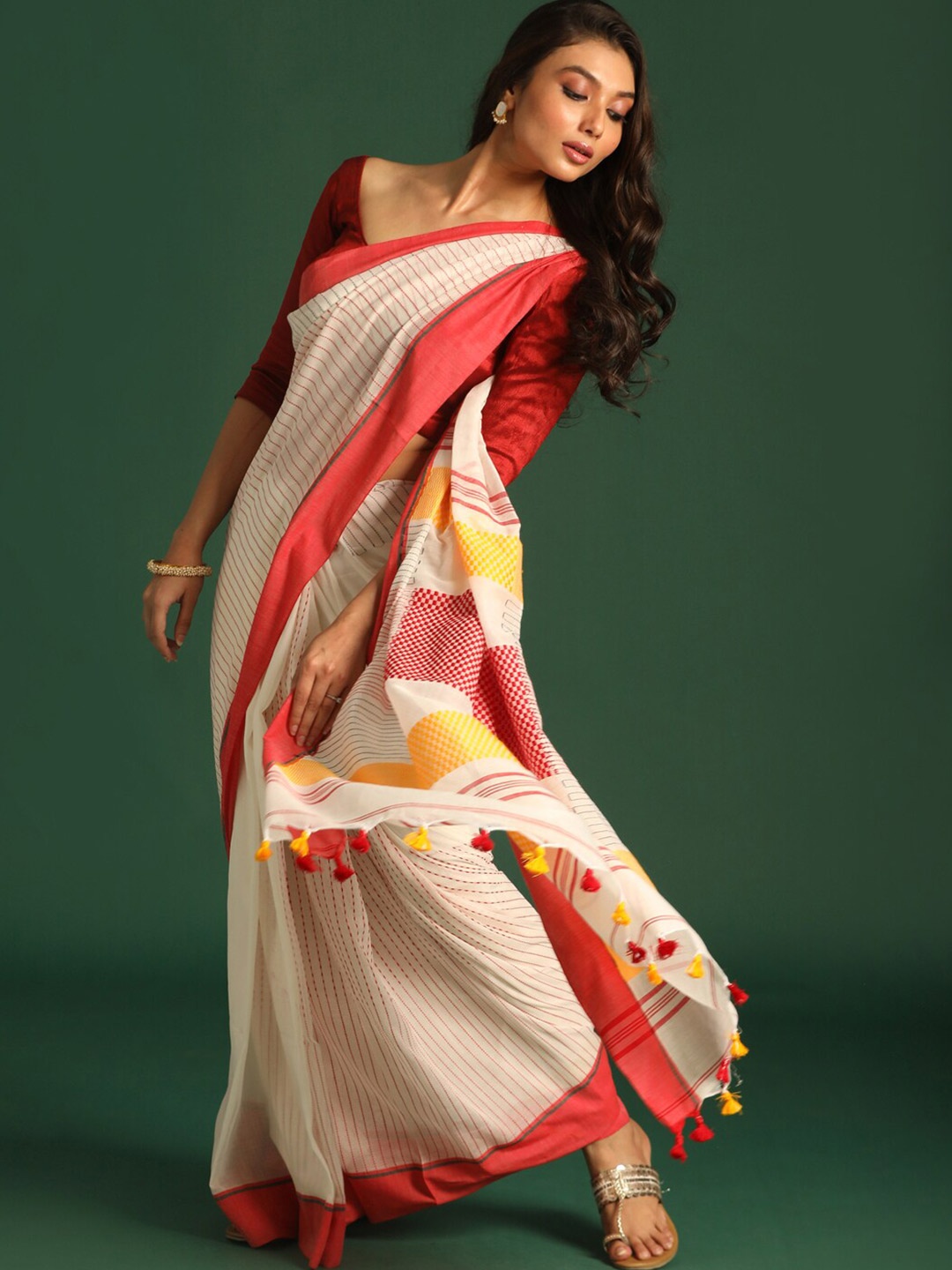 

Indethnic White & Red Striped Pure Cotton Jamdani Saree