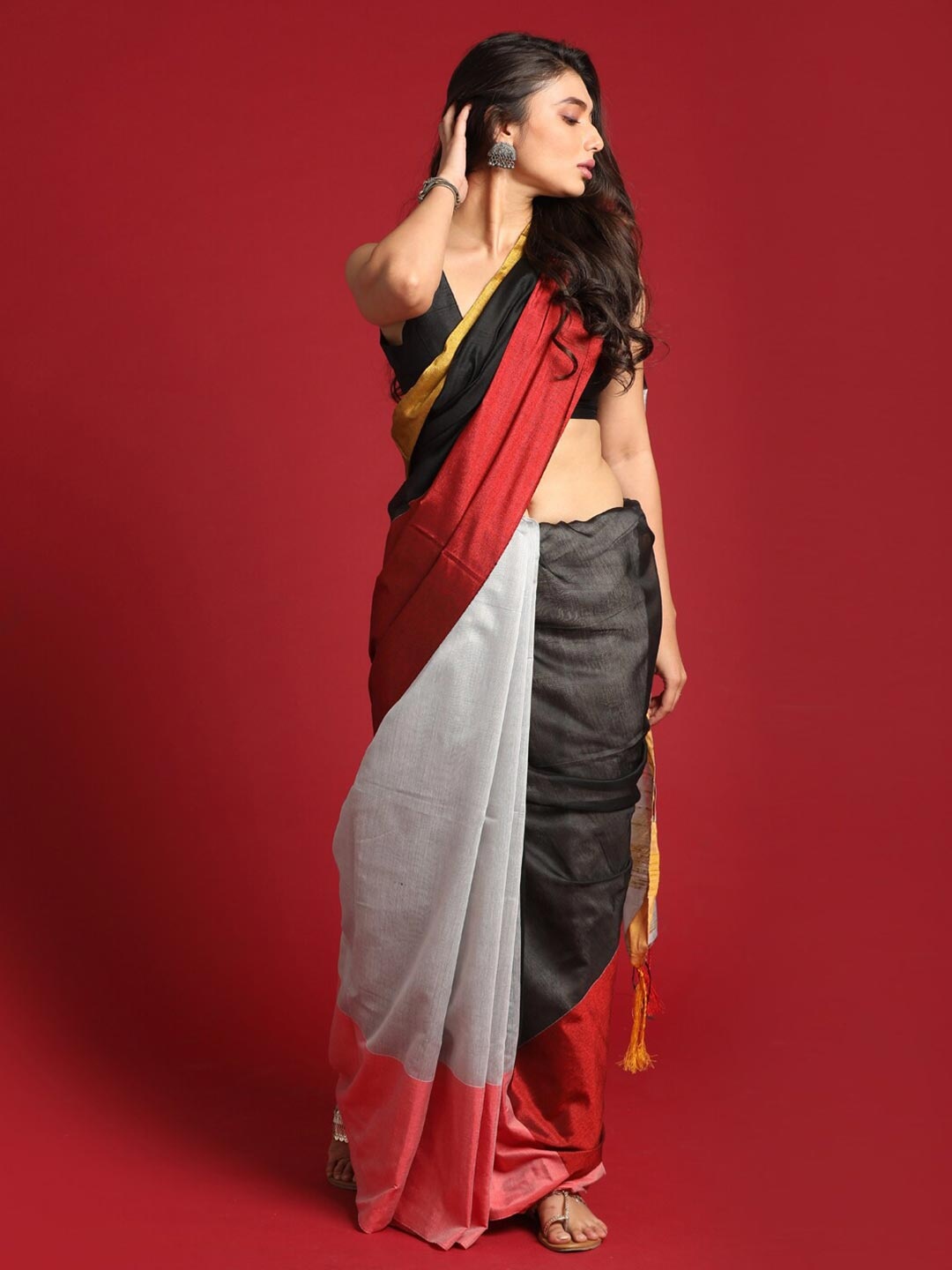 

Saranee White & Red Colourblocked Half and Half Jamdani Saree