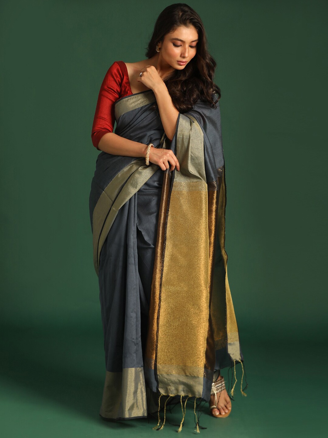 

Indethnic Grey & Gold-Toned Zari Jamdani Saree