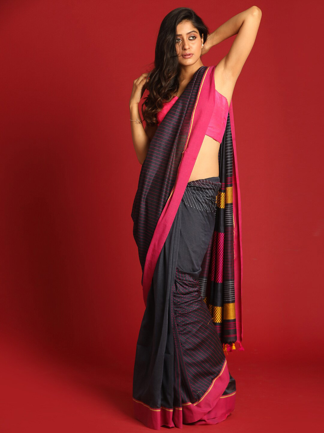 

Indethnic Grey & Red Pure Cotton Jamdani Saree