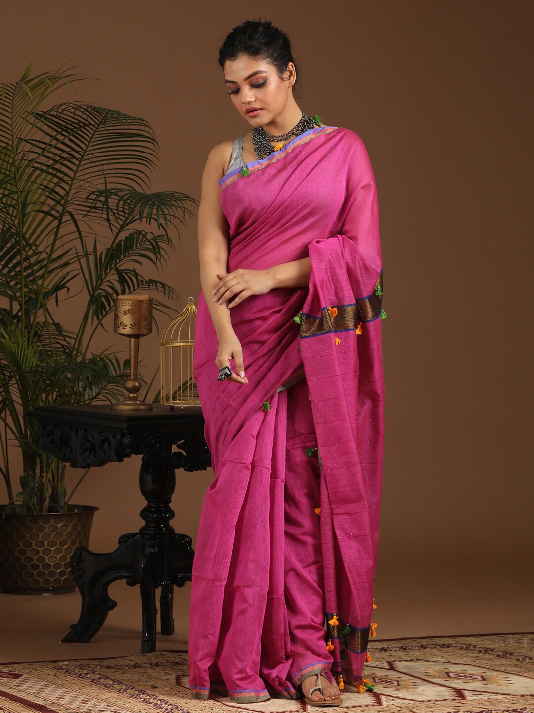 

Saranee Pink & Gold-Toned Embellished Zari Jamdani Saree
