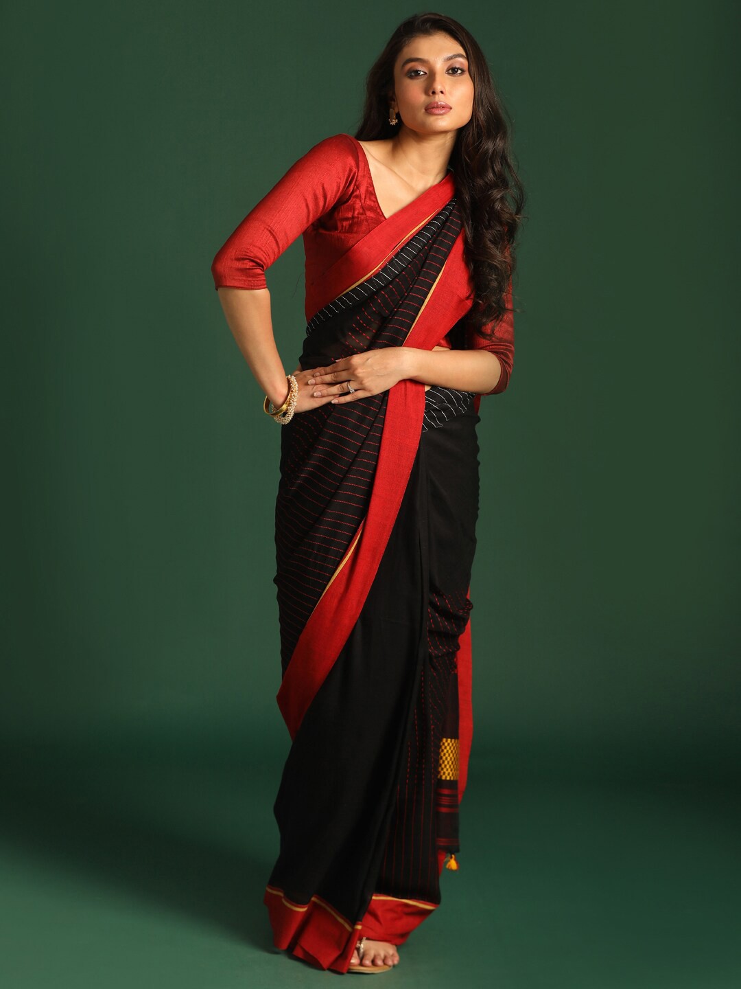 

Indethnic Black & Red Pure Cotton Jamdani Saree
