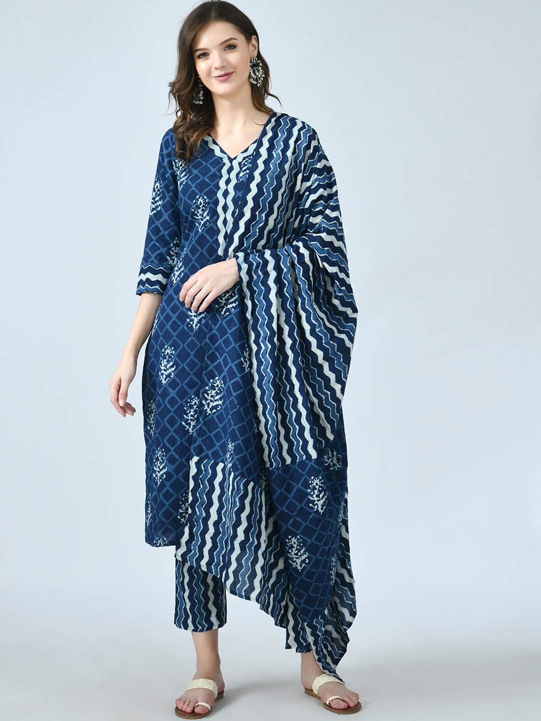 

MAFE Women Navy Blue Floral Printed Panelled Pure Cotton Kurti with Trousers