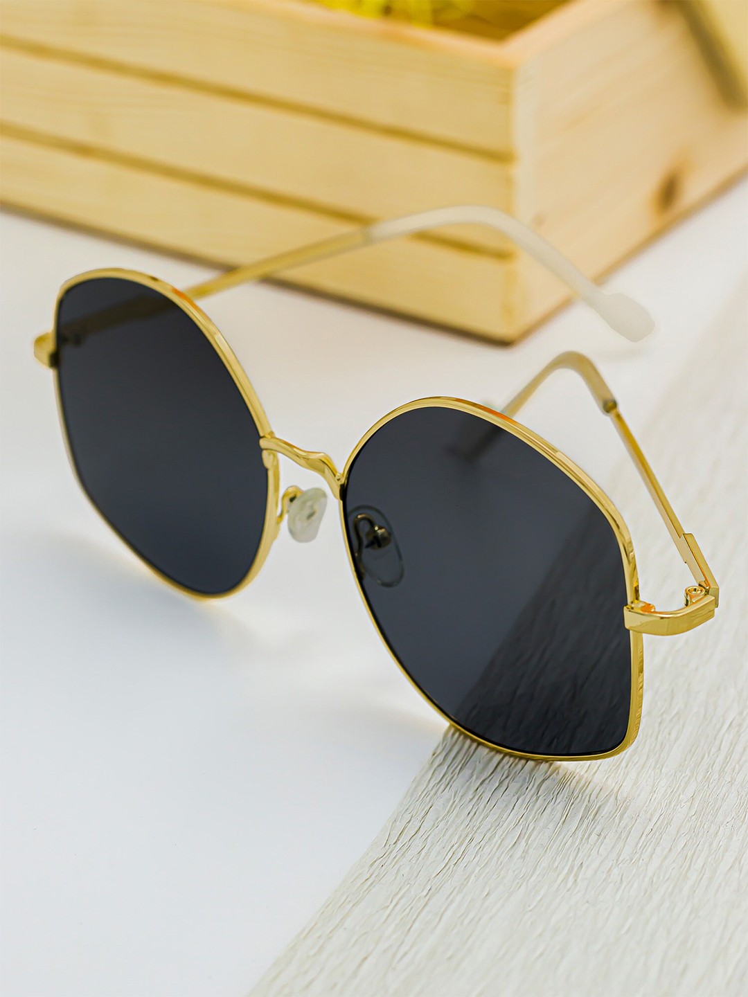 

Bellofox Unisex Black Lens & Gold-Toned Oversized Sunglasses