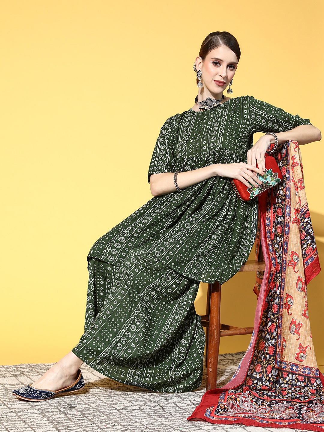 

InWeave Women Bandhani Viscose Rayon Print Parade Kurta Set, Green