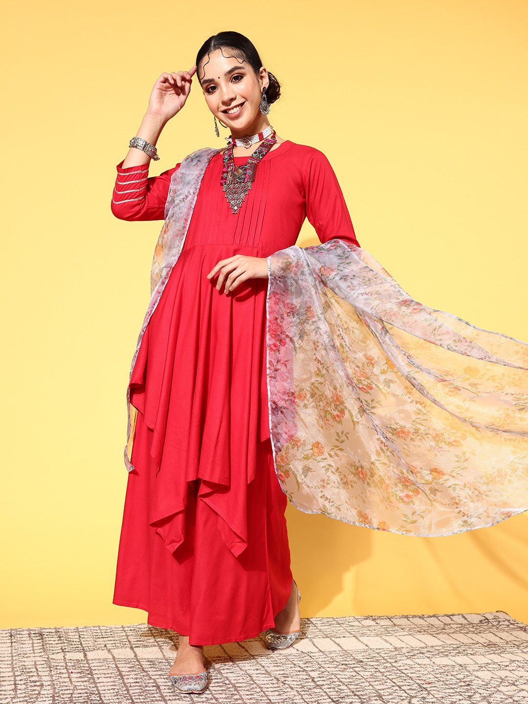 

InWeave Women Solid Viscose Rayon Asymmetric Hemline Kurta Set, Red