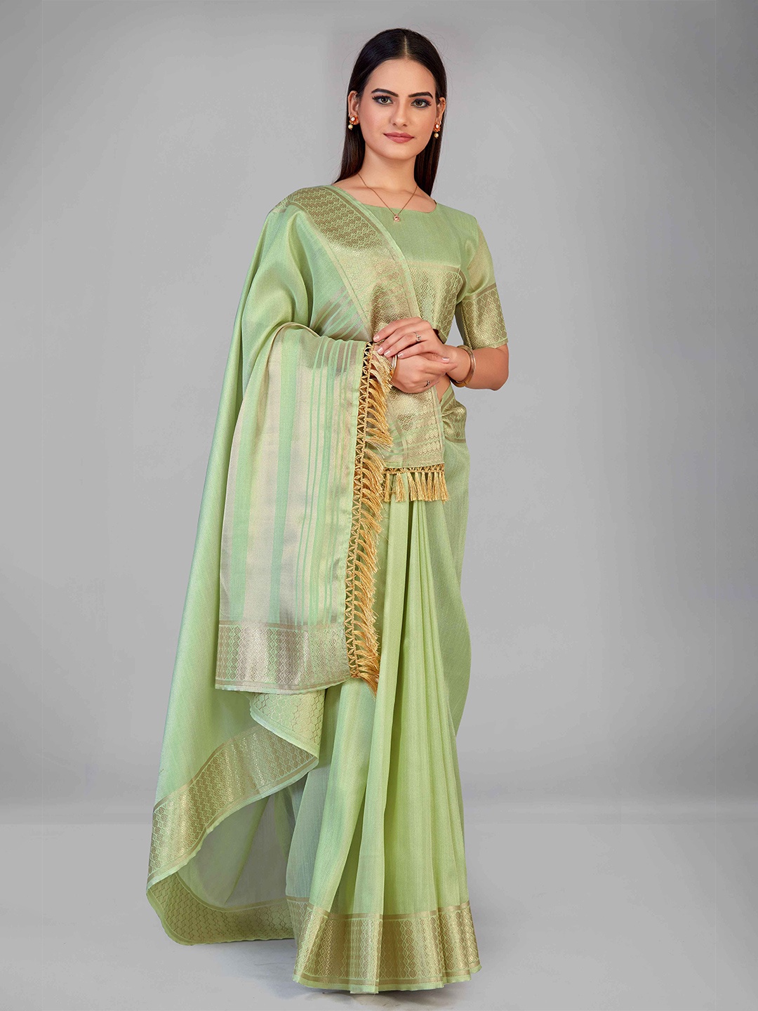 

MANOHARI Green & Gold-Toned Zari Silk Blend Saree