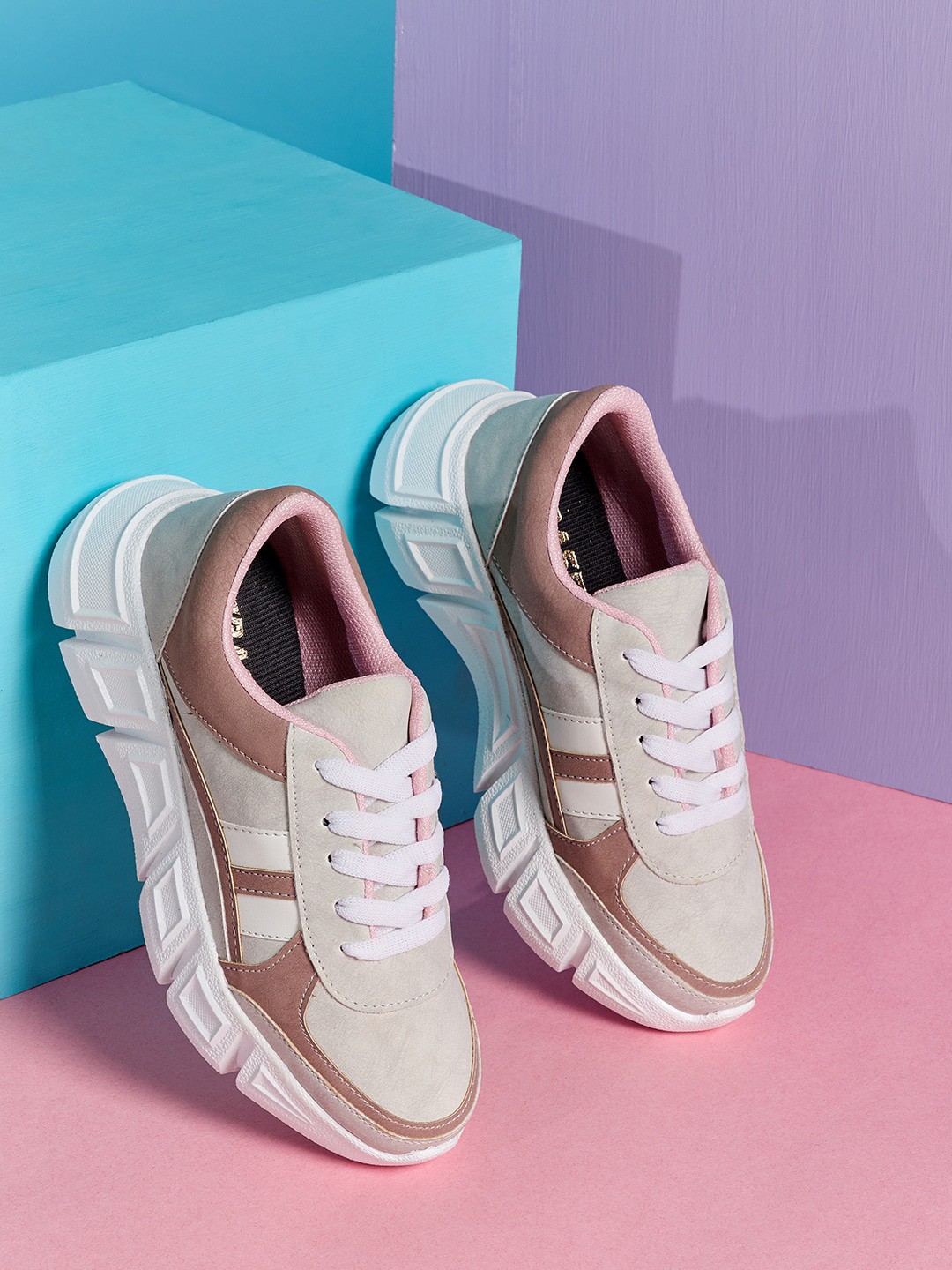 

TRASE Women Grey Colourblocked Sneakers