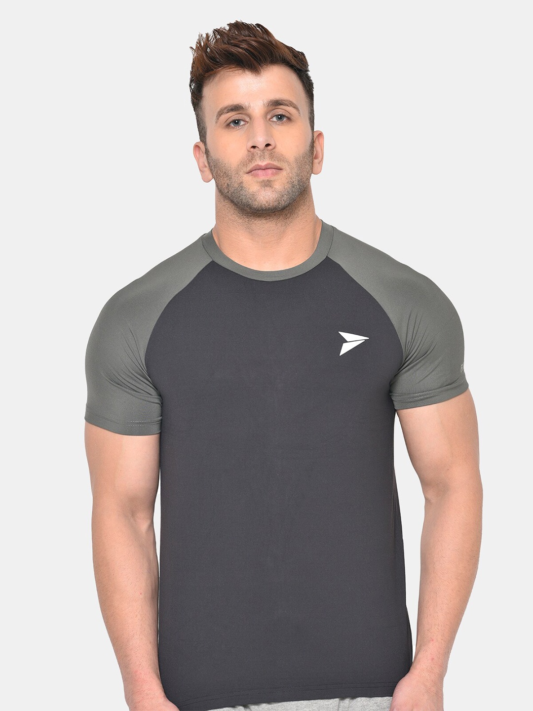

FITINC Men Black Drop-Shoulder Sleeves Dri-FIT Applique Slim Fit Training or Gym T-shirt