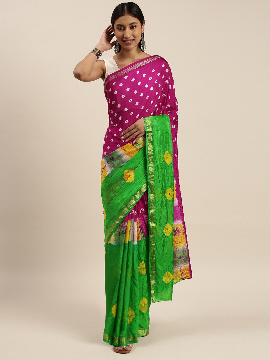 

Geroo Jaipur Pink & Green Bandhani Art Silk Bandhani Saree