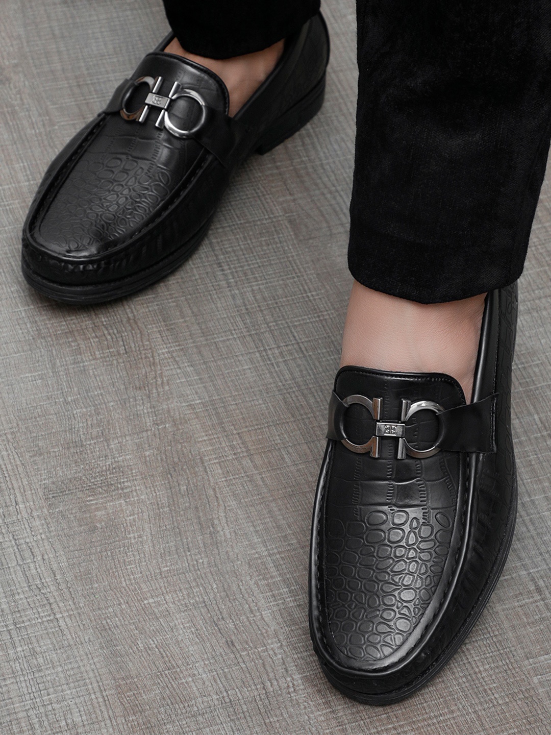 

San Frissco Men Black Perforations Loafers