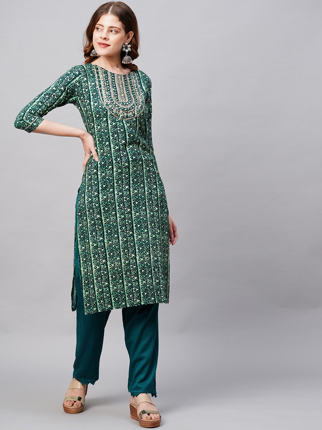 

FASHOR Women Green Geometric Striped Keyhole Neck Flared Sleeves Thread Work Kurta