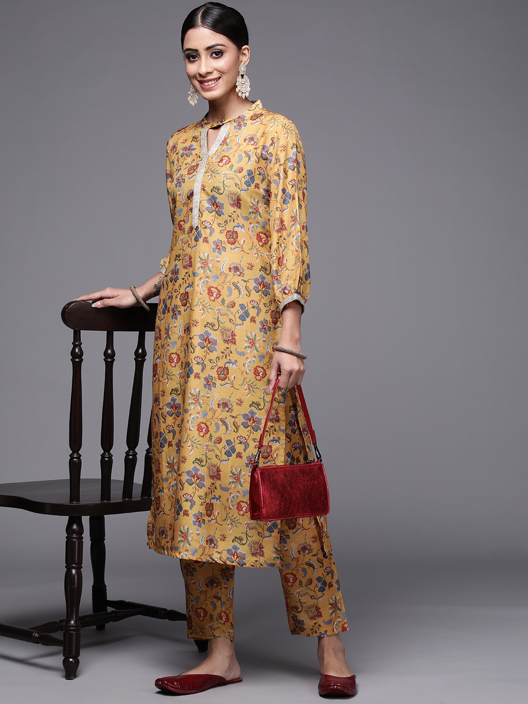 

Varanga Women Floral Silk Blend Print Parade Kurta Set, Mustard