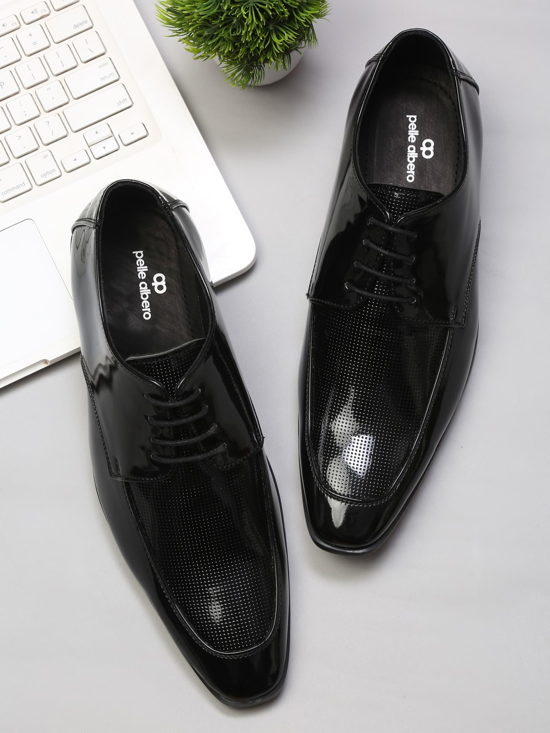 

pelle albero Men Black Solid Leather Formal Derby Shoes