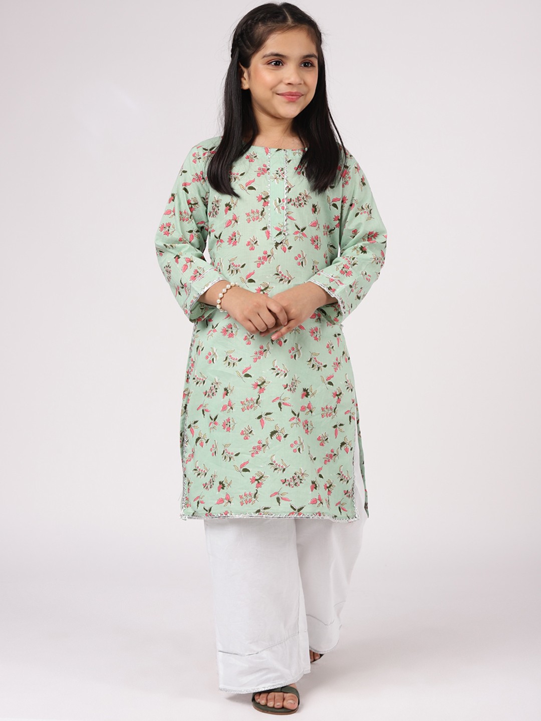 

Libas KIDS Girls Green Floral Printed Gotta Patti Pure Cotton Kurta with Palazzos & With Dupatta