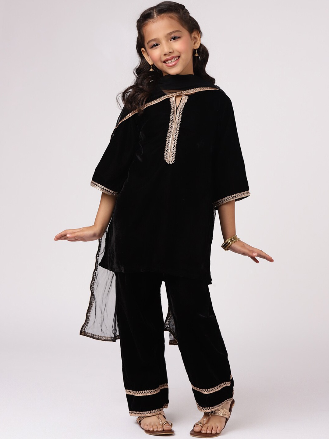 

Libas KIDS Girls Black Velvet Kurti with Trousers & With Dupatta