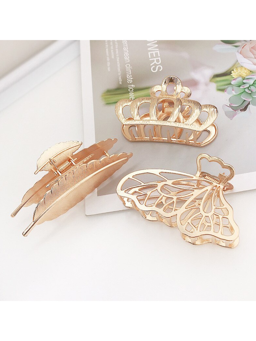 

VAGHBHATT Women Gold-Toned Claw Clip