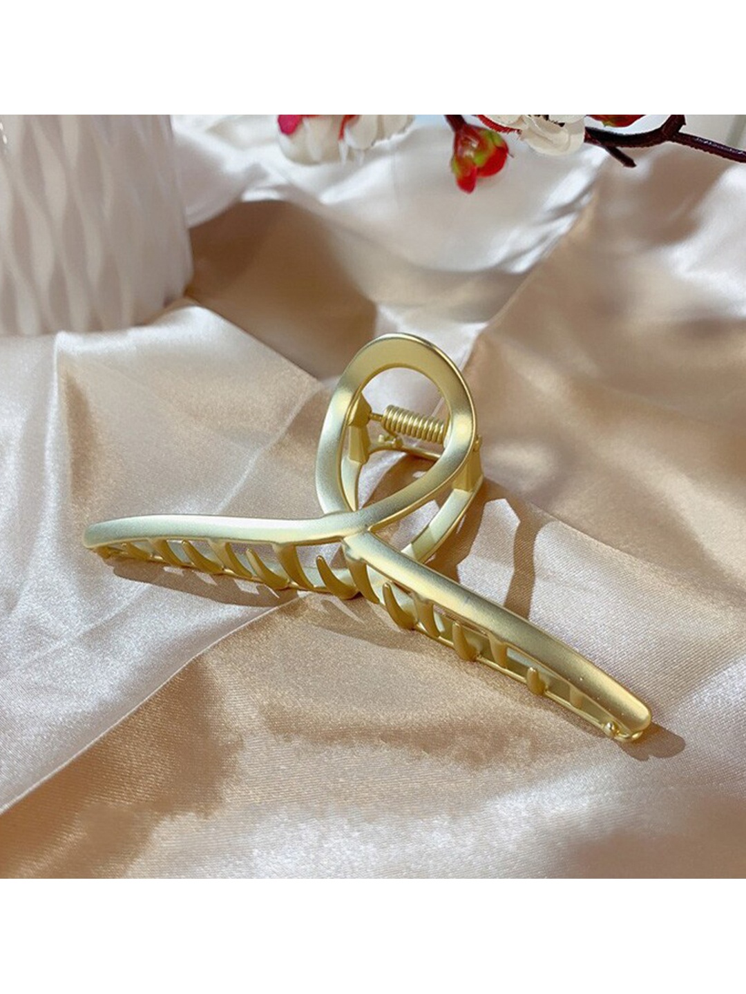 

VAGHBHATT Women Gold-Toned Claw Clip