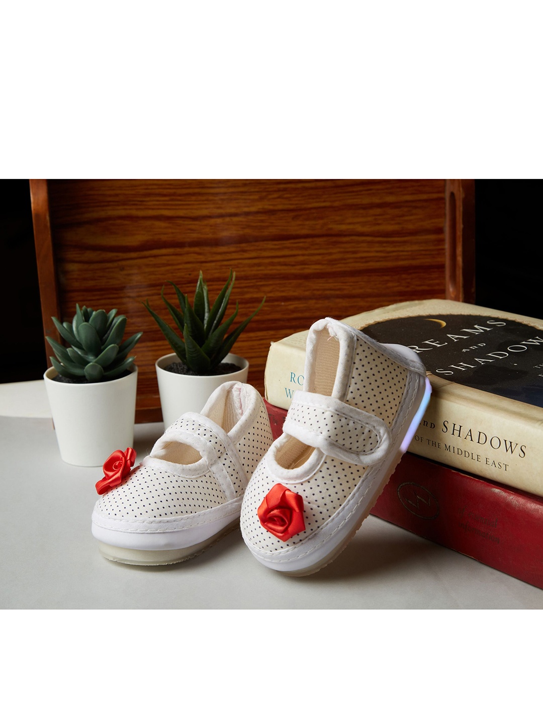 

CHiU Unisex Kids White Woven Design Sneakers