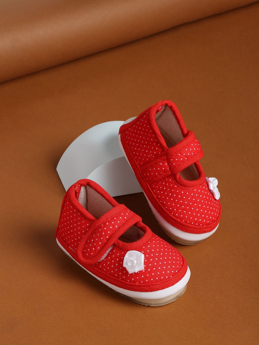 

CHiU Unisex Kids Red Perforations Sneakers