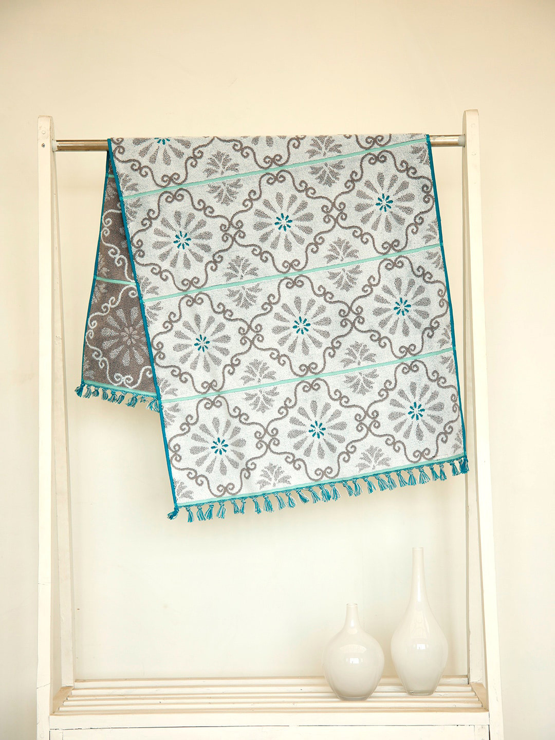 

Ariana Blue Printed 600 GSM Reversible Bath Towel