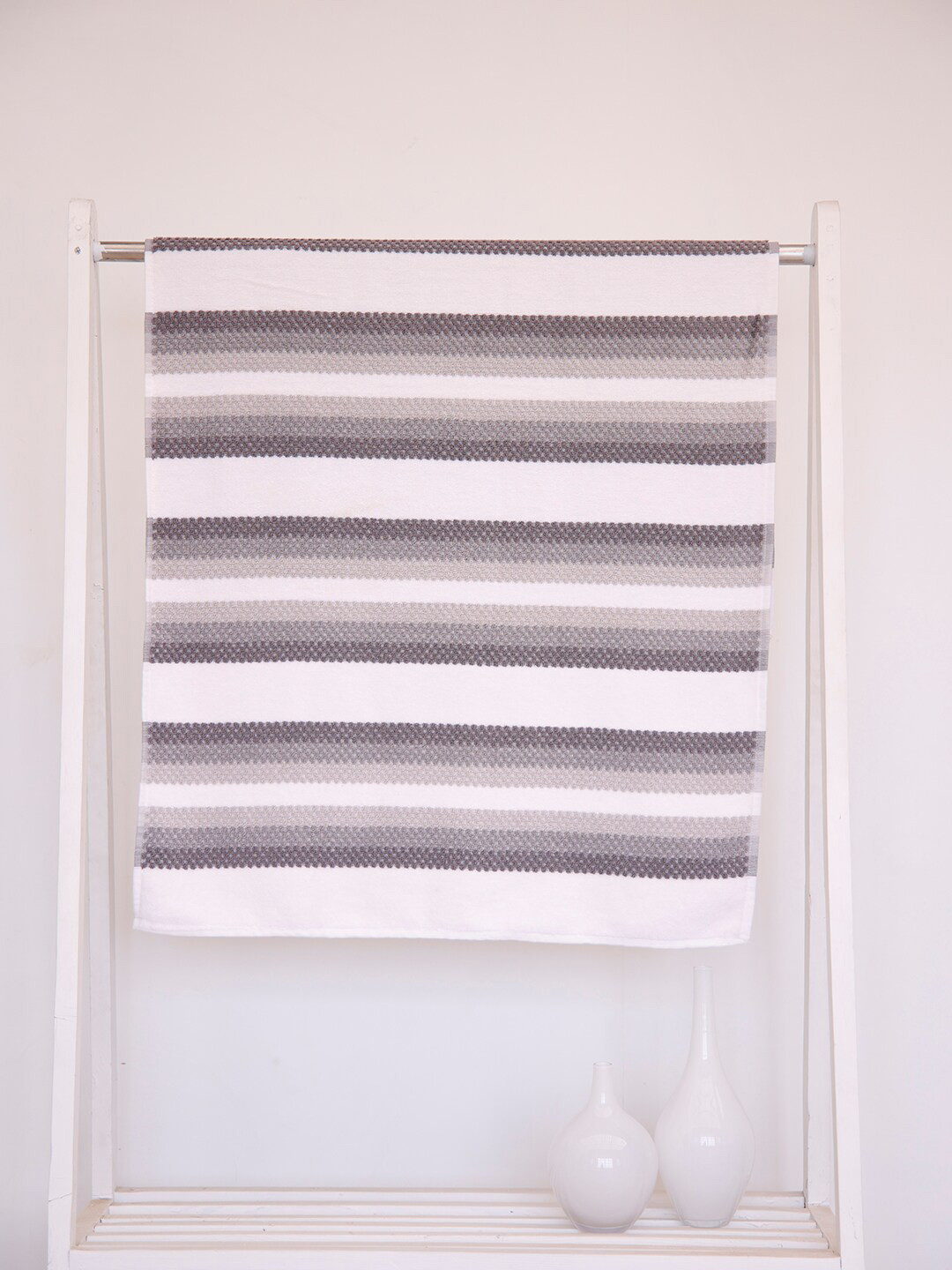 

Ariana Grey & Off-White Striped 670 GSM Reversible Cotton Bath Towel