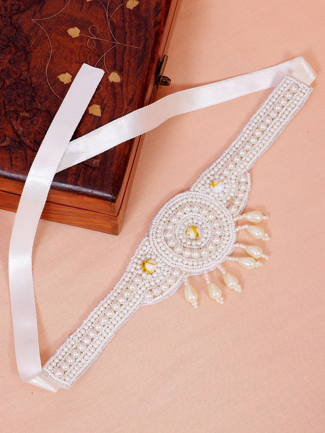 

Crunchy Fashion White Handcrafted Necklace