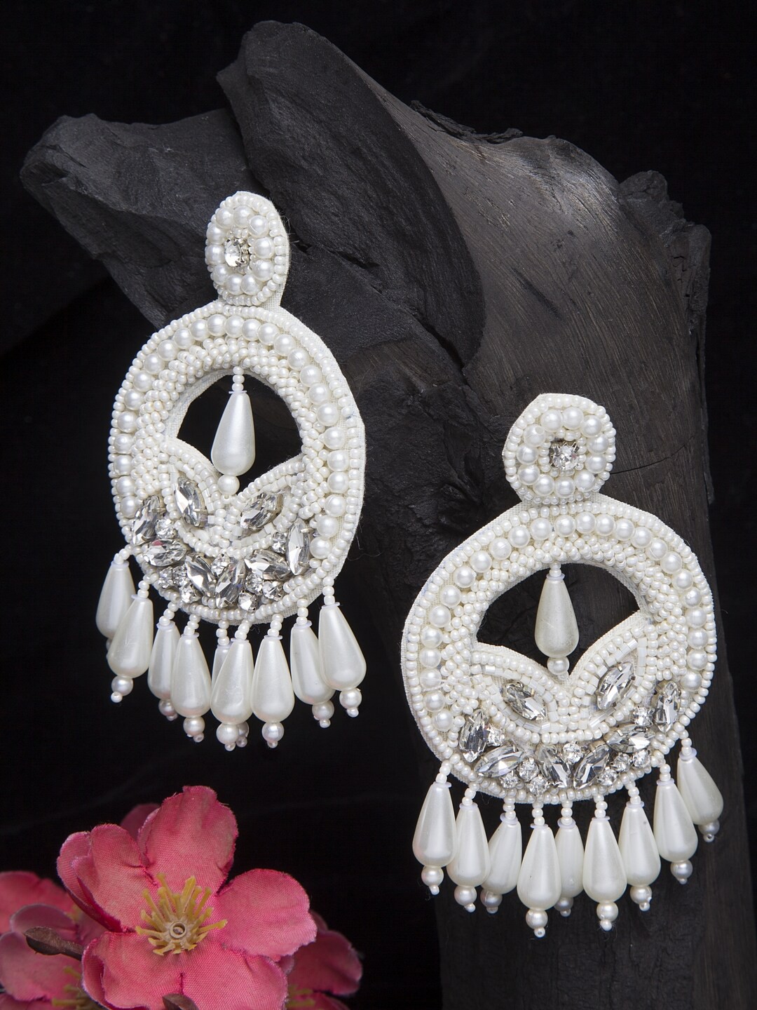 

Moedbuille Off White Contemporary Drop Earrings