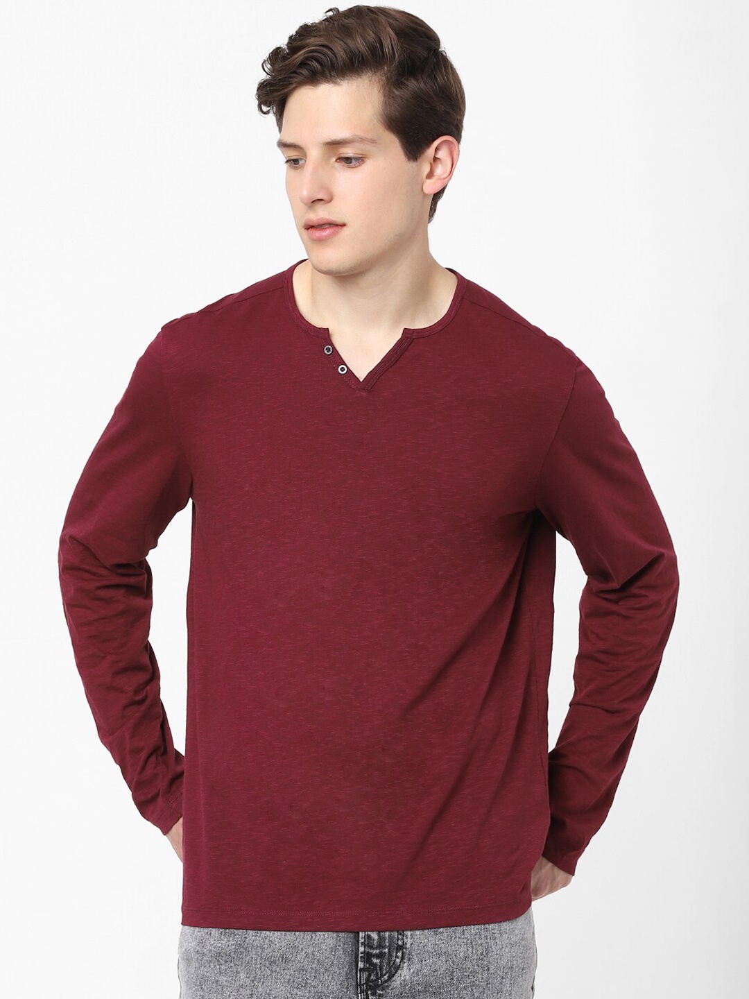 

Celio Men Burgundy Henley Neck Raw Edge T-shirt