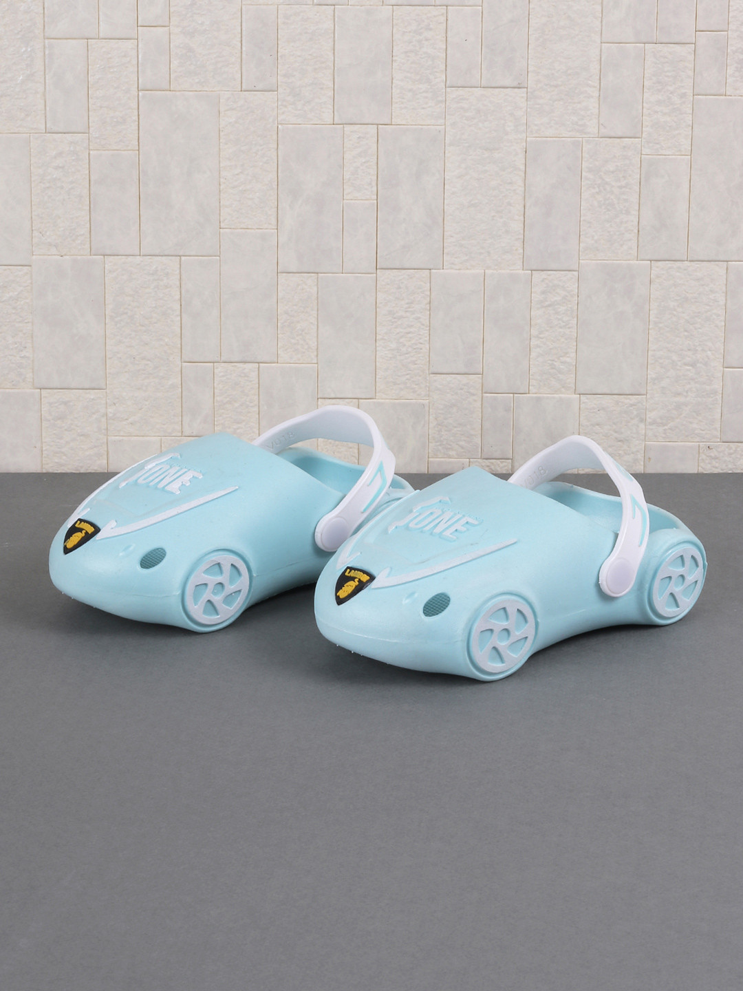 

Jazzy Juniors Unisex Kids Green & White Clogs Sandals