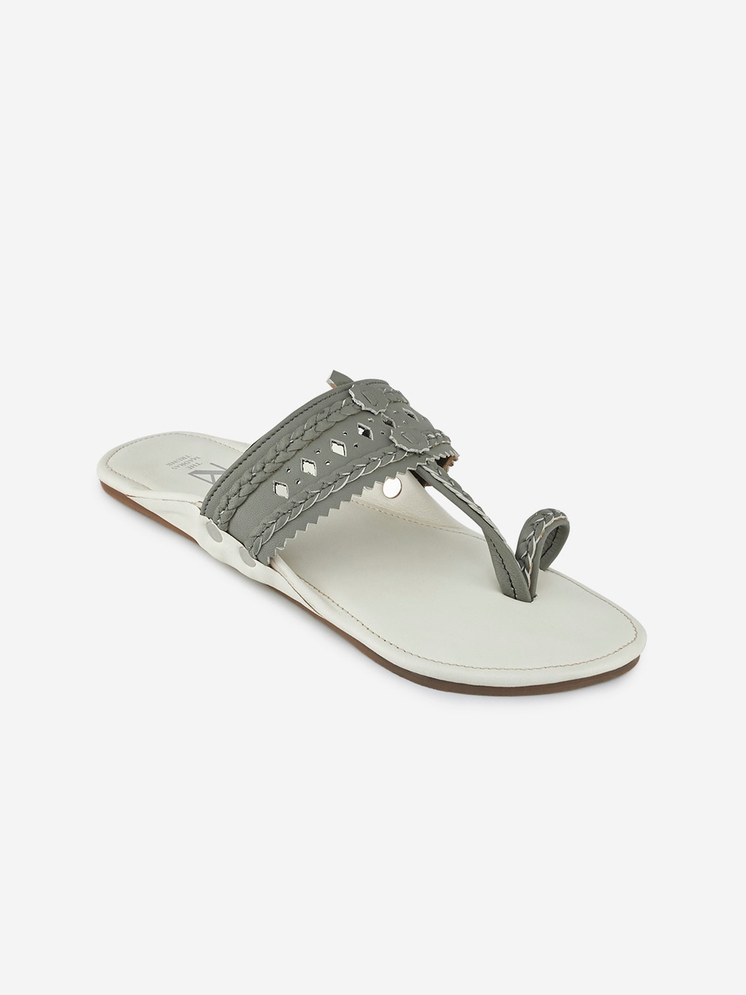 

THE MADRAS TRUNK Women White Textured One Toe Flats