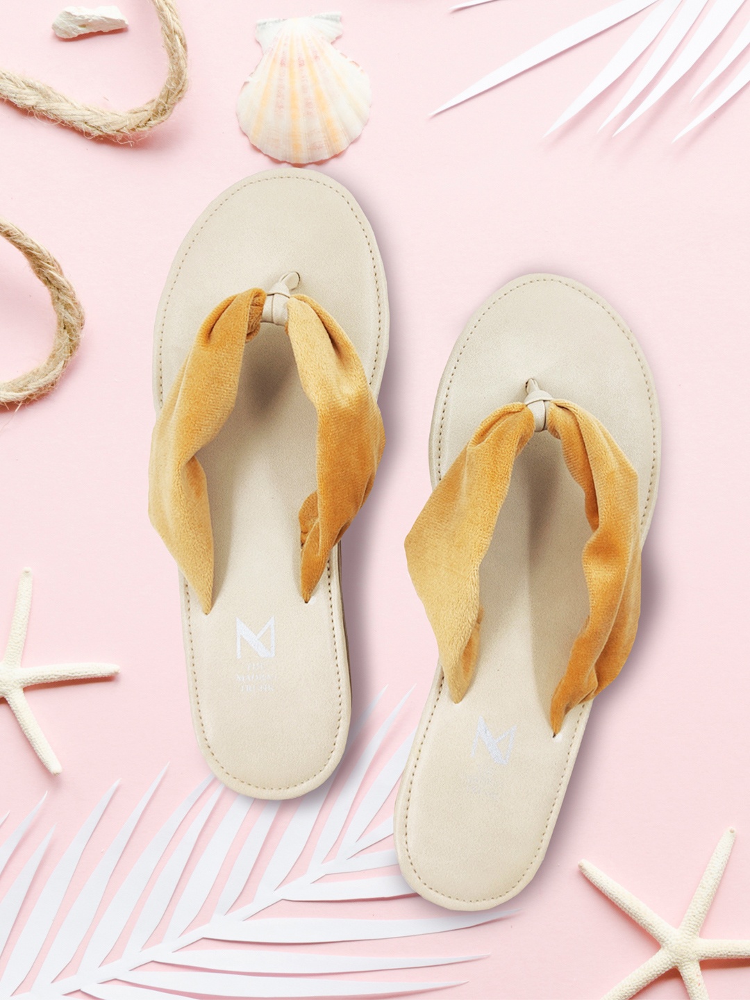 

THE MADRAS TRUNK Women Off White Embellished Open Toe Flats with Bows