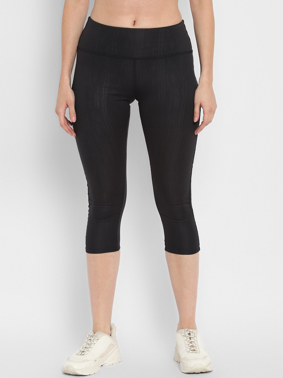 

OFF LIMITS Women Black Solid Three-Fourth Length Tights